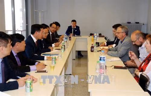 越共中央宣教部部长武文赏与执政党左翼激进联盟党领导举行工作会谈。（图片来源：越通社）