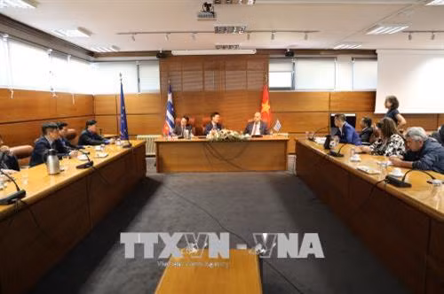 越南共产党代表团会见埃德萨市市长Dimitrios Giannou。（图片来源：越通社）