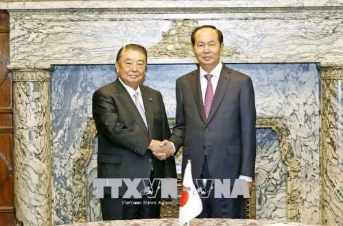 越南国家主席陈大光（右）会见日本国会众议院议员古屋圭司。（图片来源：越通社）
