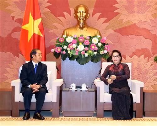 越南国会主席阮氏金银会见老挝最高人民法院院长Khampha Sengdara。图自越通社 越南国会主席阮氏金银会见老挝最高人民法院院长Khampha Sengdara。图自越通社