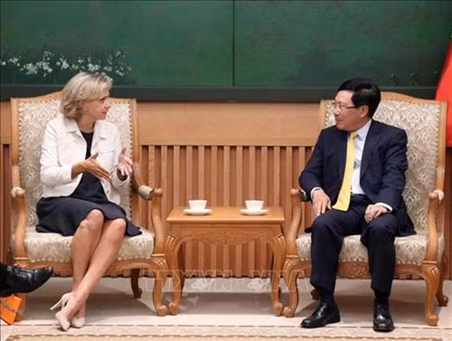 越南政府副总理兼外交部长范平明(右)与法兰西岛大区议会主席佩克雷斯。图自越通社 越南政府副总理兼外交部长范平明(右)与法兰西岛大区议会主席佩克雷斯。图自越通社