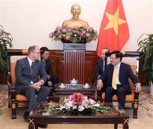范平明会见前来辞行拜会的德国驻越大使克里斯蒂安·伯杰。图自越通社 范平明会见前来辞行拜会的德国驻越大使克里斯蒂安·伯杰。图自越通社
