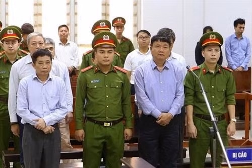 被告人丁罗升(左二)对初审判决进行上诉。(图片来源:越通社) 被告人丁罗升(左二)对初审判决进行上诉。(图片来源:越通社)