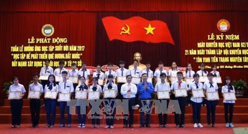 芹苴市启动2017年终生学习响应周。(图片来源:越通社) 芹苴市启动2017年终生学习响应周。(图片来源:越通社)