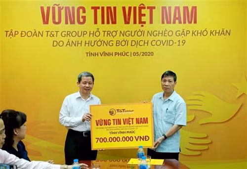T&T集团向永福省祖国阵线委员会象征性地移交700份慰问品。图自越通社 T&T集团向永福省祖国阵线委员会象征性地移交700份慰问品。图自越通社