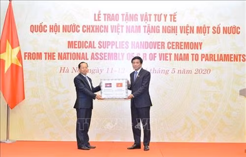 越南国会向世界多国议会捐赠医疗物资。图自越通社 越南国会向世界多国议会捐赠医疗物资。图自越通社