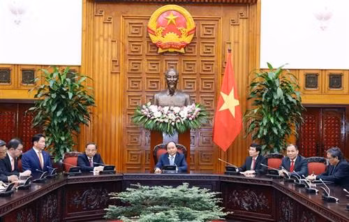 政府总理阮春福会见韩国SK集团董事长崔泰源。图自越通社 政府总理阮春福会见韩国SK集团董事长崔泰源。图自越通社