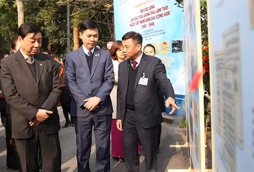 此展的参观者。（图片来源于互联网）