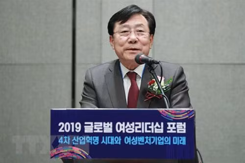 韩国中小企业联合会（K-BIZ）主席金基门（Kim Ki-moon）发表讲话。图自越通社