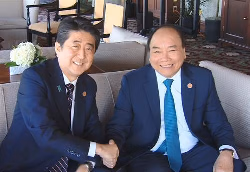 越南政府总理阮春福与日本首相安倍晋三。越通社记者 统一 摄 越南政府总理阮春福与日本首相安倍晋三。越通社记者 统一 摄