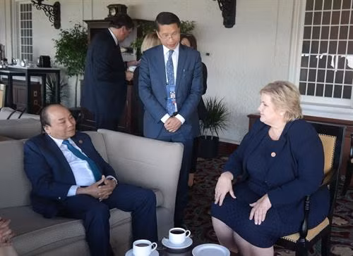 政府总理阮春福与挪威首相埃尔娜•索尔贝格。越通社记者 统一 摄 政府总理阮春福与挪威首相埃尔娜•索尔贝格。越通社记者 统一 摄