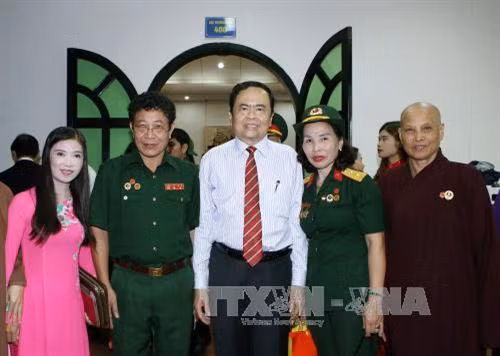 陈青敏与各位代表合影。(图片来源:越通社) 陈青敏与各位代表合影。(图片来源:越通社)