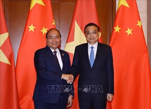 越南政府总理阮春福（左）与中国国务院总理李克强。越通社记者 统一 摄