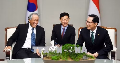 韩国国防部长宋永武同新加坡国防部长黄永宏进行会谈。（图片来源：越通社）