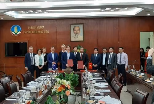 双方代表合影。图自越通社 双方代表合影。图自越通社