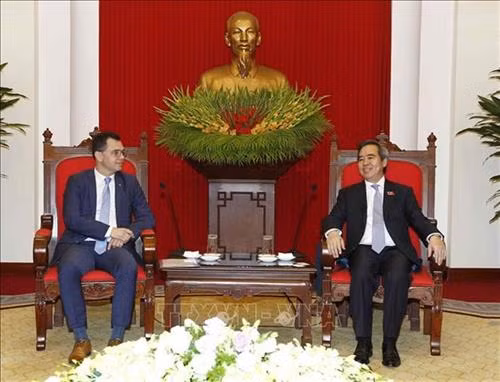 越共中央经济部部长阮文平(右)会见罗马尼亚营商环境、贸易和创业部长拉杜·奥普雷亚。(图自越通社) 越共中央经济部部长阮文平(右)会见罗马尼亚营商环境、贸易和创业部长拉杜·奥普雷亚。(图自越通社)
