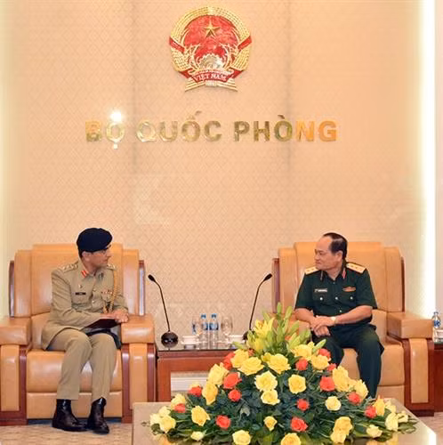 越南人民军副总参谋长阮方南上将会见了前来拜会的巴基斯坦驻泰国兼驻越南大使馆国防武官Syed Muhammad Raza Ul Hasnain大校。图自https://www.qdnd.vn 越南人民军副总参谋长阮方南上将会见了前来拜会的巴基斯坦驻泰国兼驻越南大使馆国防武官Syed Muhammad Raza Ul Hasnain大校。图自https://www.qdnd.vn