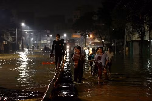 印尼雅加达大雨引发洪水 。(图片来源:越通社) 印尼雅加达大雨引发洪水 。(图片来源:越通社)