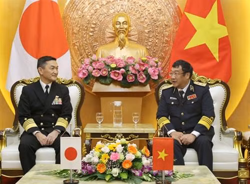 日本海上自卫队司令山村弘史上将与越共中央委员、越南海军司令范怀南中将举行会谈。图自互联网 日本海上自卫队司令山村弘史上将与越共中央委员、越南海军司令范怀南中将举行会谈。图自互联网