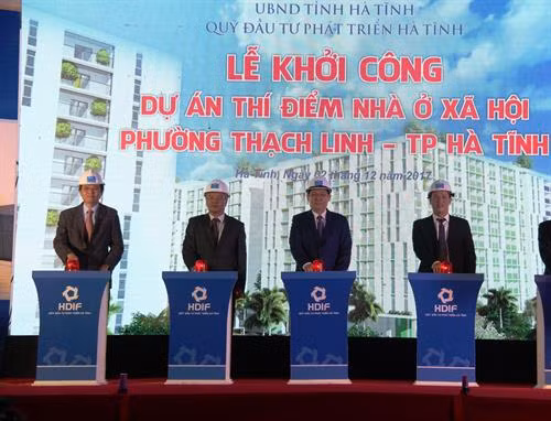 政府副总理王廷惠出席河静省社会住房项目动工仪式。（图片来源：越通社）