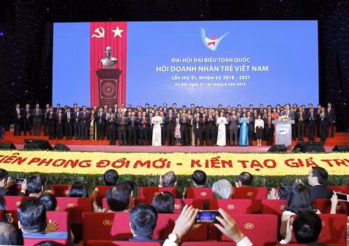 出席2018-2021年任期越南青年企业家协会第六届全国代表大会的代表 图自越通社
