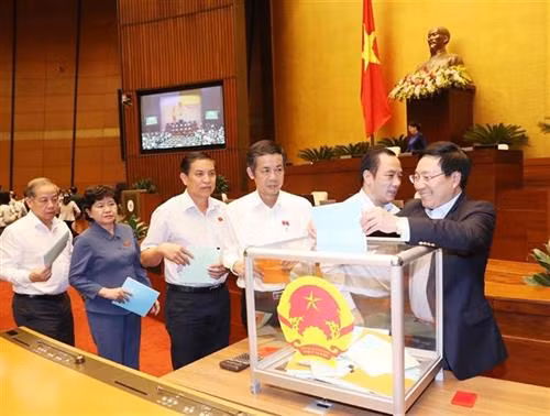 各位国会代表进行信任投票。 图自越通社 各位国会代表进行信任投票。 图自越通社