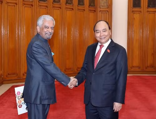 政府总理阮春福会见联合国常驻越南协调员卡玛勒·马特拉。图自越通社