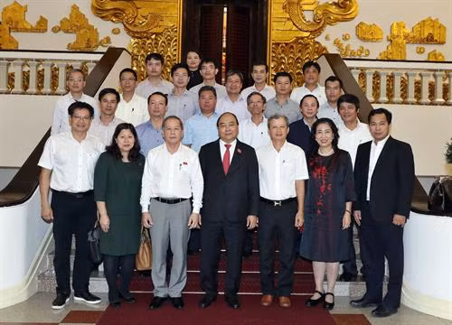 阮春福同与会代表合影。 图自越通社