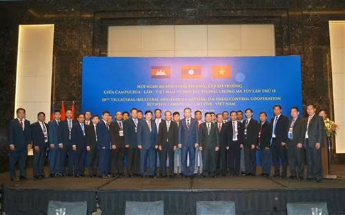 各代表合影。图自越通社 各代表合影。图自越通社