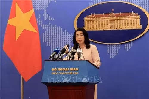 外交部发言人黎氏秋姮在新闻发布会上回答记者的提问。图自越通社 外交部发言人黎氏秋姮在新闻发布会上回答记者的提问。图自越通社
