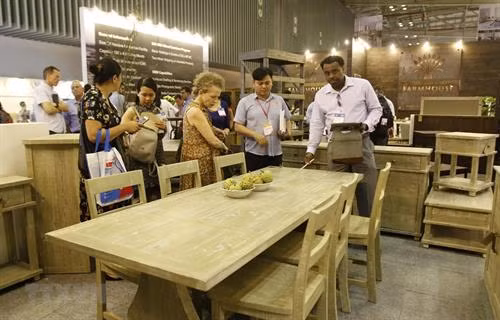 国际客户参观2019年越南国际家具及家具配件展览会。图自越通社 国际客户参观2019年越南国际家具及家具配件展览会。图自越通社