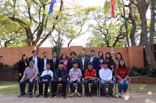 越南代表队与越南驻南非大使馆工作人员合影留念。图自越通社 越南代表队与越南驻南非大使馆工作人员合影留念。图自越通社
