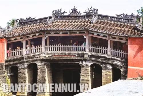 廊桥是木结构，使用阴阳瓦来盖的。