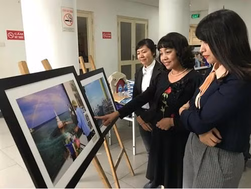 游客参观《长沙——我到的地方》一书发布会期间举行的图片展。(图片来源:因特网) 游客参观《长沙——我到的地方》一书发布会期间举行的图片展。(图片来源:因特网)