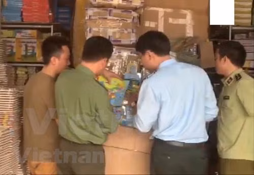 职能力量没收侵犯越南领土主权的产品。图自越通社