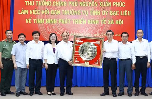 政府总理阮春福向薄辽省领导赠送纪念品。(图片来源:越通社) 政府总理阮春福向薄辽省领导赠送纪念品。(图片来源:越通社)