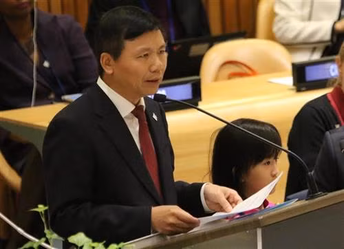 越南常驻联合国代表团团长邓廷贵大使代表越南发表讲话。图自越通社