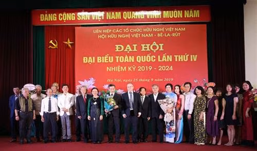 各代表合影。图自越通社 各代表合影。图自越通社