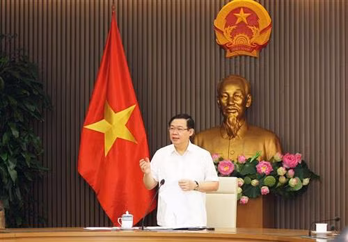 越南政府副总理、国家金融货币政策咨询理事会主席王廷惠在会上发表讲话。图自越通社 越南政府副总理、国家金融货币政策咨询理事会主席王廷惠在会上发表讲话。图自越通社