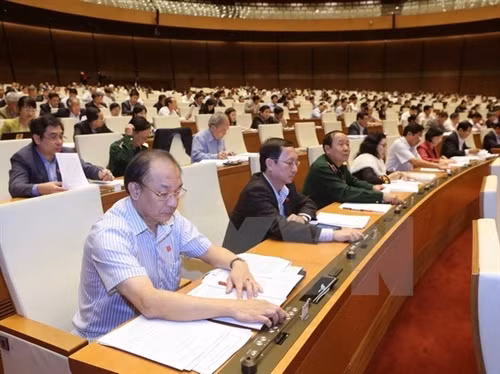 国会代表按表决器通过法案。(图片来源:越通社) 国会代表按表决器通过法案。(图片来源:越通社)