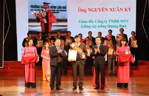 越共中央宣教部长武文赏同越南农民协会领导人向各名科学家授予奖状。图自越通社 越共中央宣教部长武文赏同越南农民协会领导人向各名科学家授予奖状。图自越通社