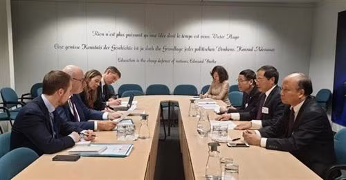 裴青山会见欧盟委员会贸易专员霍根。图自越通社 裴青山会见欧盟委员会贸易专员霍根。图自越通社