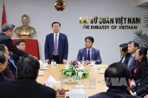 王廷惠探访越南驻新西兰大使馆并与大使馆干部和工作人员进行交谈。(图片来源:越通社) 王廷惠探访越南驻新西兰大使馆并与大使馆干部和工作人员进行交谈。(图片来源:越通社)