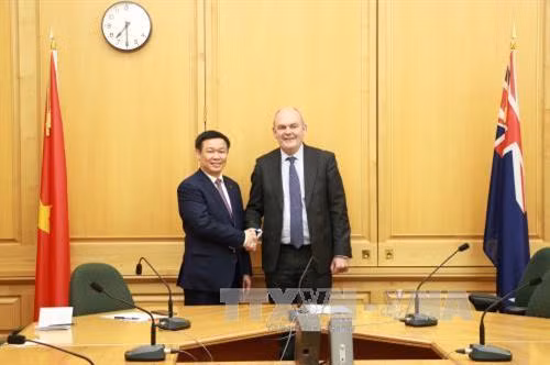 廷惠副总理(左)与新西兰财政部长史蒂芬·乔伊斯。(图片来源:越通社) 廷惠副总理(左)与新西兰财政部长史蒂芬·乔伊斯。(图片来源:越通社)