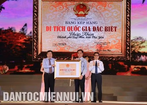 富安省占族艺人展演织锦艺术。记者 范强 摄 值此之际，政府副总理武德儋向当地政府颁发雁塔艺术建筑遗迹国家特殊遗产证书。这是绥和市玉十一世纪年代德占族文化遗迹。记者 范强 摄