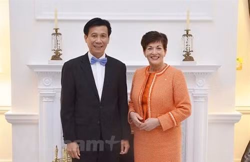 越南驻新西兰大使谢文聪与新西兰总督帕齐·雷迪女爵士。越通社记者 庆玲 摄