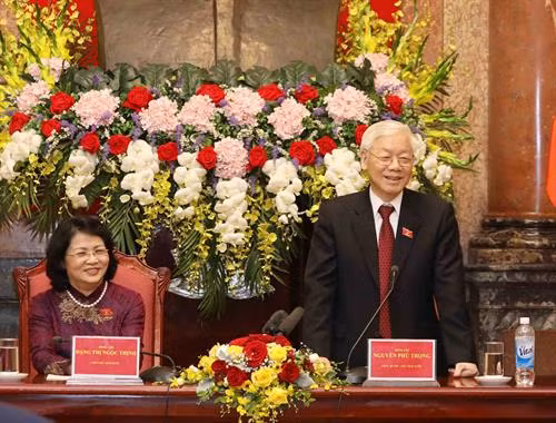 越共中央总书记、国家主席阮富仲与越南国家主席办公厅全体干部人员亲切交谈。（图片来源：越通社）