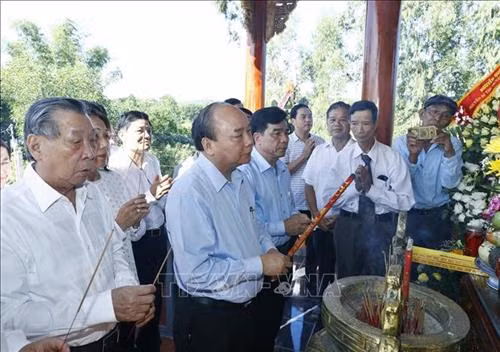 政府总理阮春福上香缅怀各位英烈。图自越通社 政府总理阮春福上香缅怀各位英烈。图自越通社