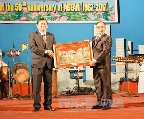 老挝代表团代表向得乐省领导赠送纪念品。(图片来源:越通社) 老挝代表团代表向得乐省领导赠送纪念品。(图片来源:越通社)