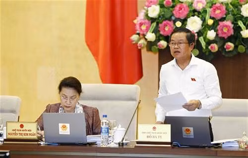 国会副主席杜伯在会上发表讲话。图自越通社 国会副主席杜伯在会上发表讲话。图自越通社